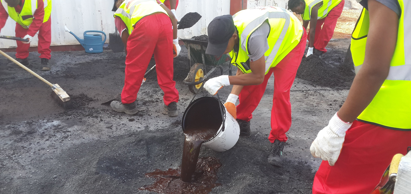 11 - Upgrading gravel roads in Franschhoek using labour intensive asphalt